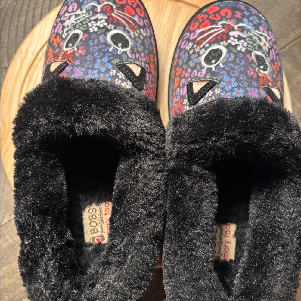 Skechers Women’s Black Multi Floral Cat Slip-On Slippers